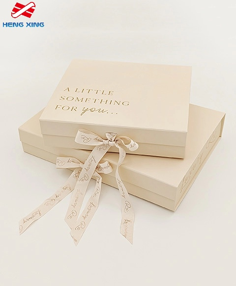 подарочная коробка с магнитной застежкой на крышке