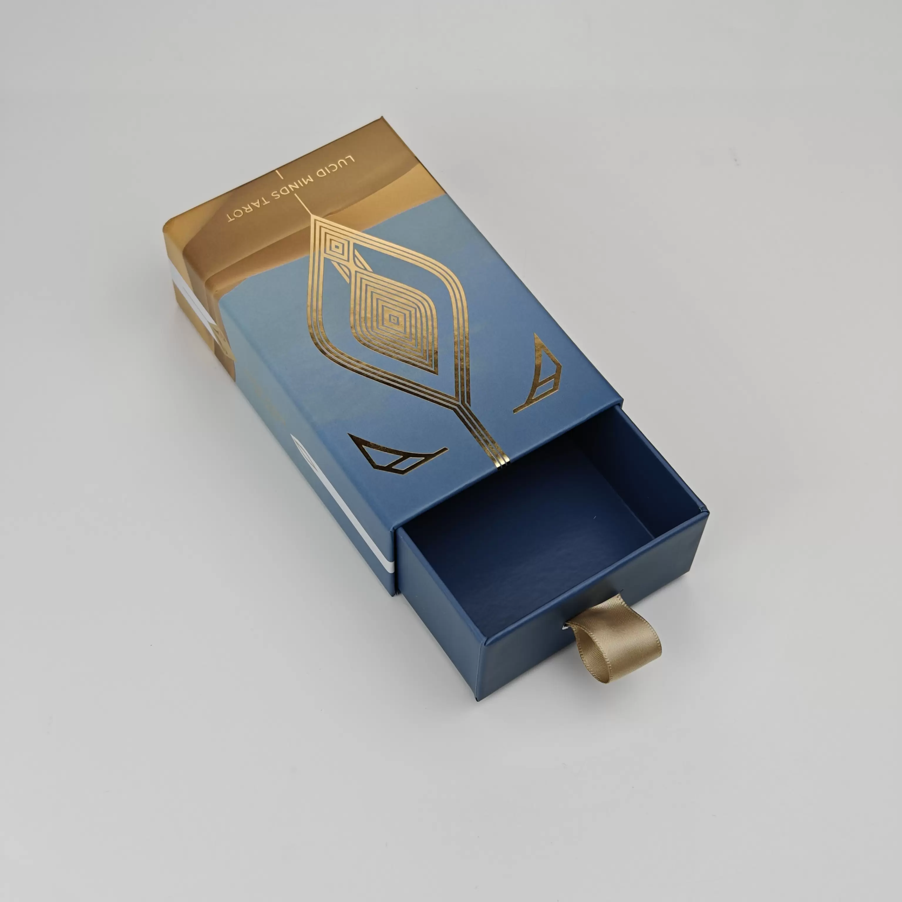 Подарочные коробки из картонного ящика