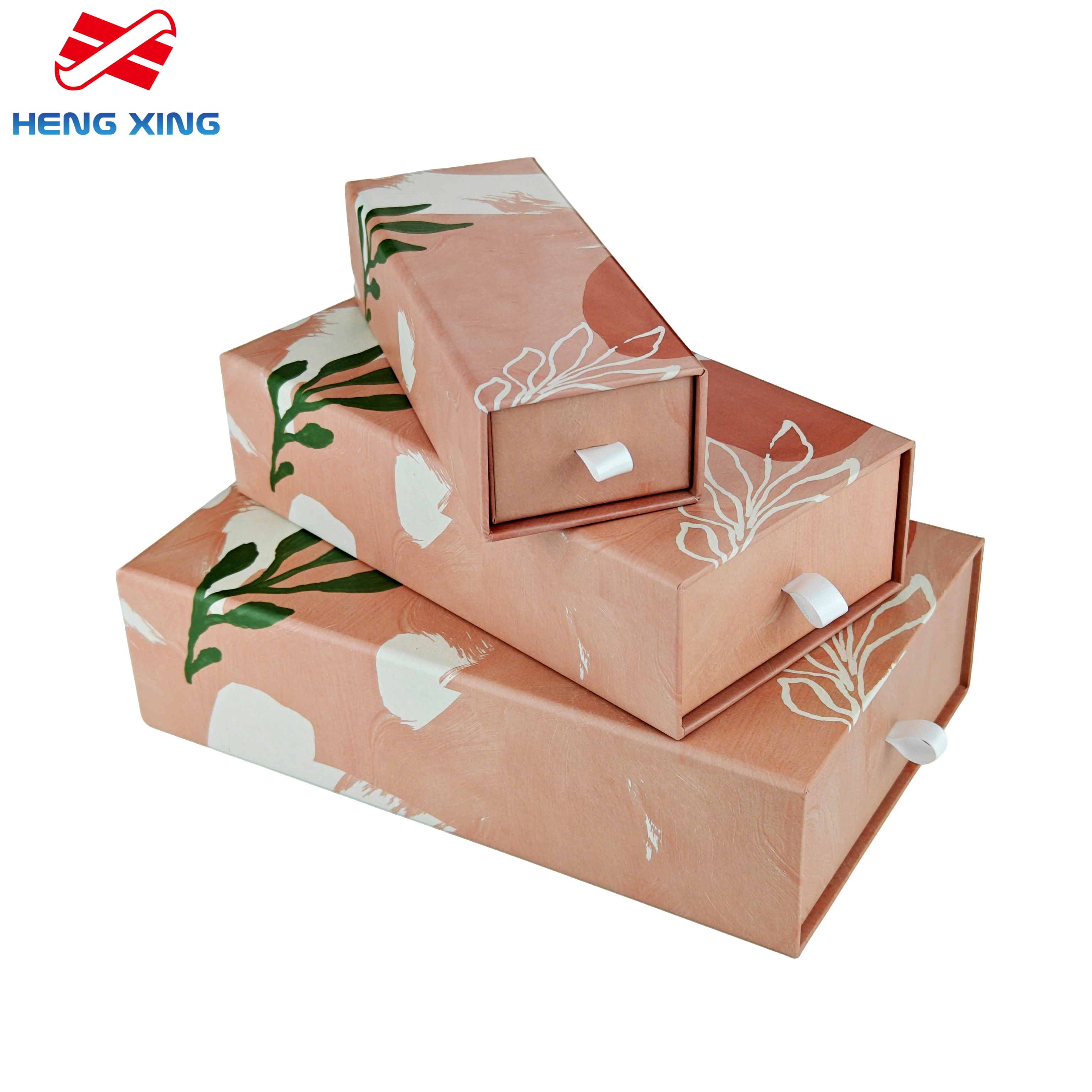 с использованием изготовленных на заказ жестких ящиков